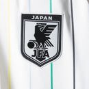 Camisa Reserva do Japão 2026/2027 Adidas Masculina branca com listras verticais finas coloridas e logo Adidas Trefoil clássico.