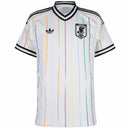 Camisa Reserva do Japão 2026/2027 Adidas Masculina branca com listras verticais finas coloridas e logo Adidas Trefoil clássico.