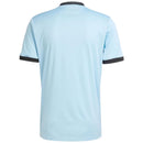 Costas da camisa de futebol masculina azul de edição especial do 125º aniversário da seleção da Alemanha, com gola e punhos pretos e brasão de aniversário exclusivo.