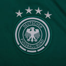 camisa de goleiro verde da seleção da Alemanha, temporada 2026-2027, com escudo bordado e logo Adidas branco.