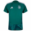 Visão frontal da camisa de goleiro verde da seleção da Alemanha, temporada 2026-2027, com escudo bordado e logo Adidas branco.