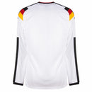 Camisa de futebol branca de manga longa da seleção da Alemanha, temporada 2026-2027, com detalhes da bandeira alemã no peito e três listras pretas nos braços.