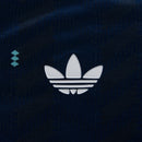 Camisa da Alemanha Away 2026 2027 Azul Marinho versão jogador oficial Adidas. Vista frontal mostrando o escudo termoaplicado em alta definição e detalhes verde-menta; detalhe aproximado da tecnologia do tecido respirável; vista das costas com corte slim fit e acabamento premium na gola. Palavras-chave: camisa alemanha 2026, camisa de time manga longa, uniforme alemanha reserva