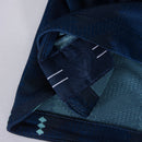 Camisa da Alemanha Away 2026 2027 Azul Marinho versão jogador oficial Adidas. Vista frontal mostrando o escudo termoaplicado em alta definição e detalhes verde-menta; detalhe aproximado da tecnologia do tecido respirável; vista das costas com corte slim fit e acabamento premium na gola. Palavras-chave: camisa alemanha 2026, camisa de time manga longa, uniforme alemanha reserva