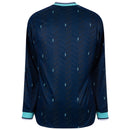 Camisa da Alemanha Away 2026 2027 Azul Marinho versão jogador oficial Adidas. Vista frontal mostrando o escudo termoaplicado em alta definição e detalhes verde-menta; detalhe aproximado da tecnologia do tecido respirável; vista das costas com corte slim fit e acabamento premium na gola. Palavras-chave: camisa alemanha 2026, camisa de time manga longa, uniforme alemanha reserva