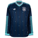 Camisa da Alemanha Away 2026 2027 Azul Marinho versão jogador oficial Adidas. Vista frontal mostrando o escudo termoaplicado em alta definição e detalhes verde-menta; detalhe aproximado da tecnologia do tecido respirável; vista das costas com corte slim fit e acabamento premium na gola. Palavras-chave: camisa alemanha 2026, camisa de time manga longa, uniforme alemanha reserva