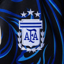 Camisa Reserva da Argentina 2026/2027 Adidas Masculina preta e azul com estampa Fileteado Porteño e patch de Campeão do Mundo FIFA 2022. escudo
