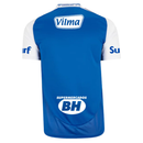 Foto Principal (Frente): "Camisa Cruzeiro 2025 Adidas Azul Home Masculina com patrocínio oficial Betfair e gola bicolor."

Detalhe do Escudo: "Escudo do Cruzeiro Esporte Clube bordado em camisa oficial 2025 e detalhe dos logos Cimed e BP."

Detalhe das Costas/Manga: "Lado da camisa do Cruzeiro 25/26 mostrando as três listras da Adidas e logo do patrocinador Surf na manga branca."

Foto Geral: "Novo uniforme do Cruzeiro para a temporada 2025 2026, modelo torcedor azul e branco com tecnologia de absorção de s
