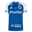 Foto Principal (Frente): "Camisa Cruzeiro 2025 Adidas Azul Home Masculina com patrocínio oficial Betfair e gola bicolor."

Detalhe do Escudo: "Escudo do Cruzeiro Esporte Clube bordado em camisa oficial 2025 e detalhe dos logos Cimed e BP."

Detalhe das Costas/Manga: "Lado da camisa do Cruzeiro 25/26 mostrando as três listras da Adidas e logo do patrocinador Surf na manga branca."

Foto Geral: "Novo uniforme do Cruzeiro para a temporada 2025 2026, modelo torcedor azul e branco com tecnologia de absorção de s