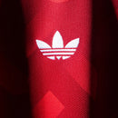 Camisa reserva dos Emirados Árabes Unidos 2026/2027 Adidas masculina vermelha com detalhes geométricos e logotipo Adidas Trefoil clássico.