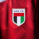 Camisa reserva dos Emirados Árabes Unidos 2026/2027 Adidas masculina vermelha com detalhes geométricos e logotipo Adidas Trefoil clássico.