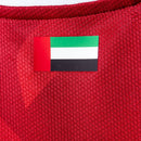 Camisa reserva dos Emirados Árabes Unidos 2026/2027 Adidas masculina vermelha com detalhes geométricos e logotipo Adidas Trefoil clássico.