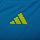 Camisa oficial de goleiro da seleção da Espanha 2026/27, cor azul ciano com padrões geométricos modernos.