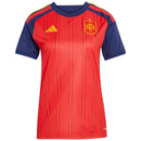 Camisa feminina titular da seleção da Espanha 2026/27, cor vermelha com detalhes em azul marinho e modelagem acinturada.