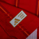 Camisa versão jogador da Espanha manga longa 2026/27, destacando o tecido tecnológico e escudo premium.