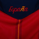 Camisa versão jogador da Espanha manga longa 2026/27, destacando o tecido tecnológico e escudo premium.