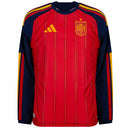 Camisa versão jogador da Espanha manga longa 2026/27, destacando o tecido tecnológico e escudo premium.