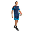 Camisa pré-jogo da Espanha 2026/27 na cor azul escuro com detalhes em azul claro e amarelo.