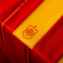 Camisa de futebol da seleção da Espanha titular vermelha com detalhes em azul e amarelo, com a personalização do jogador lamine yamal 19 temporada 2026/2027.