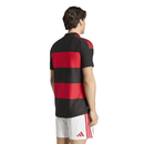 Camisa Flamengo versão jogador 2026 com tecido tecnológico texturizado, gola polo e detalhes termocolados de alta performance.