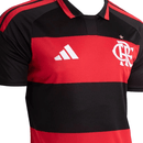 Frente da camisa oficial do Flamengo 2026-2027, listras horizontais pretas e vermelhas, escudo bordado e logo Adidas branco.