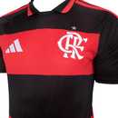 Frente da camisa oficial do Flamengo 2026-2027, listras horizontais pretas e vermelhas, escudo bordado e logo Adidas branco.