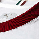 Camisa branca do Fluminense 2026-2027 reserva, detalhes em verde e bordô nos ombros e escudo oficial.