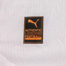 Camisa branca do Fluminense 2026-2027 reserva, detalhes em verde e bordô nos ombros e escudo oficial.