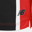 Camisa oficial reserva (Away) do São Paulo FC 2025/26, versão Torcedor, da New Balance. A peça exibe as icônicas listras verticais vermelhas, pretas e brancas com cores profundas e nítidas. Apresenta gola redonda preta com detalhes em dourado metálico, que também decoram as bordas das mangas. O escudo do clube é aplicado em patch bordado de alta definição no lado esquerdo, contrastando com o logo da marca em dourado à direita. O tecido possui uma trama respirável e toque macio, ideal para o uso casual de al