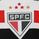 Versão limpa da camisa de jogador do São Paulo 26/27. Fundo branco, faixas tricolores nítidas no peito e logo da New Balance, sem marcas de patrocinadores.