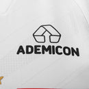 camisa de futebol branca do São Paulo FC, versão jogador 2026/2027, com faixas horizontais vermelha e preta, escudo centralizado e patrocínios da Superbet e New Balance.