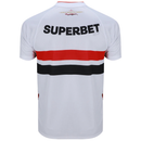 costas da Camisa de torcedor branca do São Paulo 2026/2027, exibindo as listras tricolores no peito, escudo bordado e logos dos patrocinadores Elgin, Ademicon e Superbet.