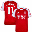 Camisa de futebol autêntica do Arsenal modelo titular (Home) para a temporada 2025-2026 da Adidas, na cor vermelha com mangas brancas. A visão geral destaca o padrão de monogramas em jacquard no corpo vermelho e as três listras clássicas da Adidas nos ombros. No peito, encontram-se o escudo bordado do Arsenal, o logo da Adidas e o patrocínio "Emirates Fly Better". A visão posterior (costas) exibe a personalização oficial com o nome "MARTINELLI" e o número "11" em branco. O tecido tecnológico possui acabamen