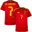 Camisa oficial da Seleção da Bélgica 2026-27, modelo titular (Home) da Adidas na cor vermelha. A imagem destaca a visão frontal do uniforme com a personalização do jogador De Bruyne e o número 7 em amarelo. O tecido apresenta um padrão de chamas sublimadas por toda a extensão, com o escudo belga dourado e o logo da Adidas em destaque. Detalhes das três listras amarelas nos ombros e acabamento em preto na gola e mangas, perfeita para torcedores que buscam a nova camisa da Bélgica 2026 na Blanc Sports.