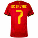 Camisa oficial da Seleção da Bélgica 2026-27, modelo titular (Home) da Adidas na cor vermelha. A imagem destaca a visão frontal do uniforme com a personalização do jogador De Bruyne e o número 7 em amarelo. O tecido apresenta um padrão de chamas sublimadas por toda a extensão, com o escudo belga dourado e o logo da Adidas em destaque. Detalhes das três listras amarelas nos ombros e acabamento em preto na gola e mangas, perfeita para torcedores que buscam a nova camisa da Bélgica 2026 na Blanc Sports.