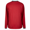 Visão Geral e Detalhes: Fotografia frontal da nova Camisa de Portugal Home 2026 de manga longa na cor vermelha. O texto alternativo destaca o escudo da FPF bordado, o logo da Puma em dourado e o acabamento premium das mangas compridas. A descrição abrange a visão geral da armadura autentica, detalhes da gola e a textura do tecido tecnológico, utilizando as keywords: "Camisa de Portugal Manga Longa 2026", "Nova Camisa Portugal Puma" e "Manto de Portugal Vermelho".