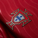 Visão Geral e Detalhes: Fotografia frontal da nova Camisa de Portugal Home 2026 de manga longa na cor vermelha. O texto alternativo destaca o escudo da FPF bordado, o logo da Puma em dourado e o acabamento premium das mangas compridas. A descrição abrange a visão geral da armadura autentica, detalhes da gola e a textura do tecido tecnológico, utilizando as keywords: "Camisa de Portugal Manga Longa 2026", "Nova Camisa Portugal Puma" e "Manto de Portugal Vermelho".