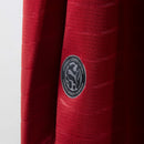 Visão Geral e Detalhes: Fotografia frontal da nova Camisa de Portugal Home 2026 de manga longa na cor vermelha. O texto alternativo destaca o escudo da FPF bordado, o logo da Puma em dourado e o acabamento premium das mangas compridas. A descrição abrange a visão geral da armadura autentica, detalhes da gola e a textura do tecido tecnológico, utilizando as keywords: "Camisa de Portugal Manga Longa 2026", "Nova Camisa Portugal Puma" e "Manto de Portugal Vermelho".