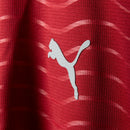 Visão Geral e Detalhes: Fotografia frontal da nova Camisa de Portugal Home 2026 de manga longa na cor vermelha. O texto alternativo destaca o escudo da FPF bordado, o logo da Puma em dourado e o acabamento premium das mangas compridas. A descrição abrange a visão geral da armadura autentica, detalhes da gola e a textura do tecido tecnológico, utilizando as keywords: "Camisa de Portugal Manga Longa 2026", "Nova Camisa Portugal Puma" e "Manto de Portugal Vermelho".