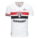 Camisa oficial principal (versão Jogador) do São Paulo FC 2025/26 produzida pela New Balance. A peça apresenta base branca imaculada com as tradicionais faixas horizontais vermelha e preta no tórax. O escudo e logos são aplicados em relevo emborrachado para leveza extrema. A modelagem é slim (ajustada ao corpo), com gola em "V" detalhada com frisos dourados. O tecido possui uma textura microperfurada de alta tecnologia, transmitindo uma estética de luxo esportivo e alto rendimento.