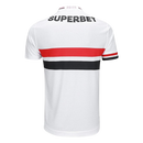 Camisa oficial principal (versão Jogador) do São Paulo FC 2025/26 produzida pela New Balance. A peça apresenta base branca imaculada com as tradicionais faixas horizontais vermelha e preta no tórax. O escudo e logos são aplicados em relevo emborrachado para leveza extrema. A modelagem é slim (ajustada ao corpo), com gola em "V" detalhada com frisos dourados. O tecido possui uma textura microperfurada de alta tecnologia, transmitindo uma estética de luxo esportivo e alto rendimento.