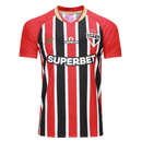 Camisa oficial de jogo (versão Jogador) do São Paulo FC 2025/26 New Balance. A peça exibe as tradicionais listras verticais em vermelho e preto, separadas por finas linhas brancas, com cores vibrantes e acabamento fosco. O escudo do clube e o logo da marca são aplicados em relevo emborrachado (heat-transfer) para maior leveza. A modelagem é visivelmente ajustada (slim fit), com gola em "V" adornada por detalhes dourados sutis, transmitindo uma estética de alta performance e sofisticação técnica.