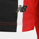 Camisa oficial de jogo (versão Jogador) do São Paulo FC 2025/26 New Balance. A peça exibe as tradicionais listras verticais em vermelho e preto, separadas por finas linhas brancas, com cores vibrantes e acabamento fosco. O escudo do clube e o logo da marca são aplicados em relevo emborrachado (heat-transfer) para maior leveza. A modelagem é visivelmente ajustada (slim fit), com gola em "V" adornada por detalhes dourados sutis, transmitindo uma estética de alta performance e sofisticação técnica.