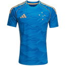 Camisa de futebol Cruzeiro Third 2025-2026 Adidas azul masculina torcedor; detalhe do escudo de cinco estrelas douradas bordado; textura em relevo inspirada nas montanhas de Minas Gerais; visão frontal do tecido tecnológico e listras douradas nos ombros; camisa do Cruzeiro sem patrocínio oficial 2025.